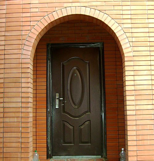 Входная металлическая дверь из тонкой стали